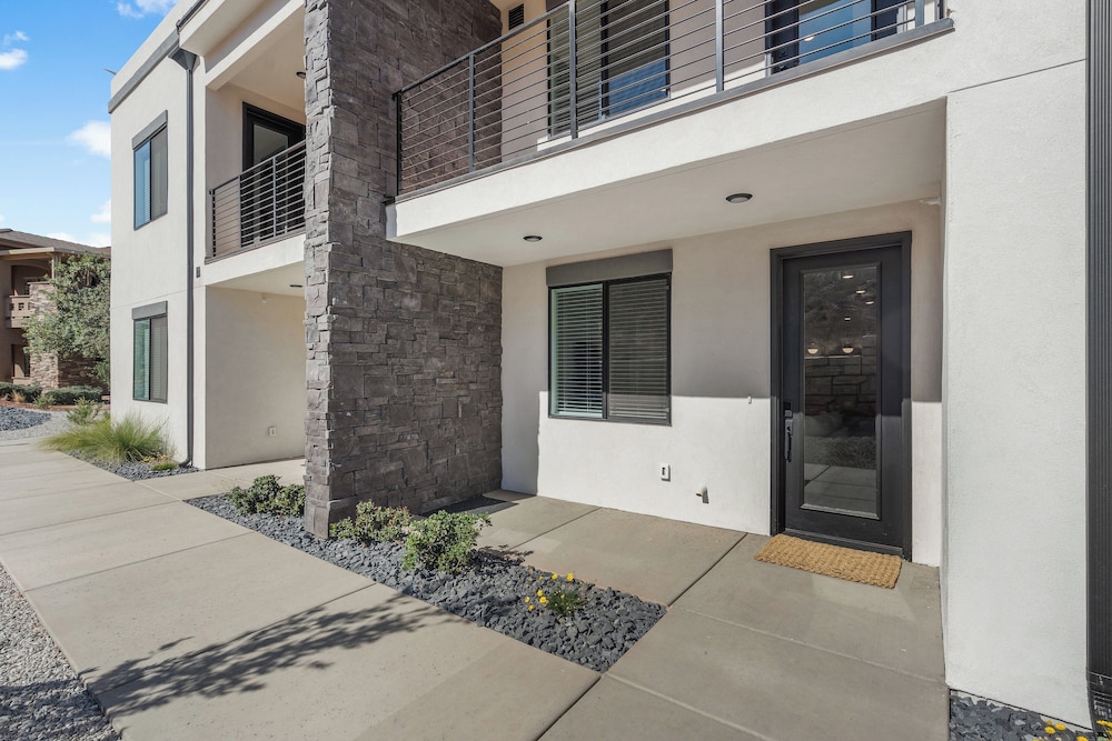 Brand New! Desert Cliff Sleeps 20 Guests!