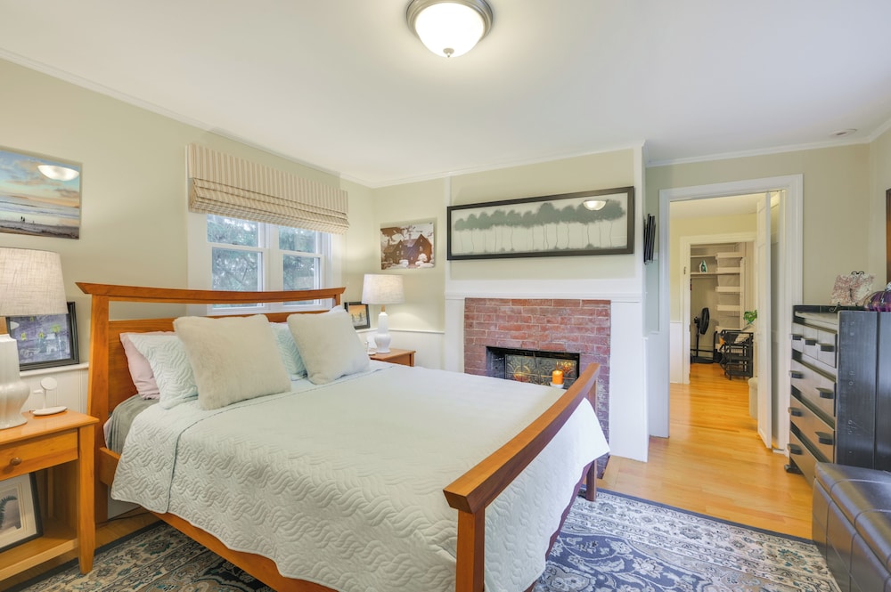 < 1 Mi to Dtwn Salem: Apt w/ Shared Patio & Yard!
