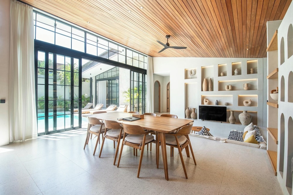 Stylish 5BR Boho Hideaway, 5 Minutes Bingin Beach