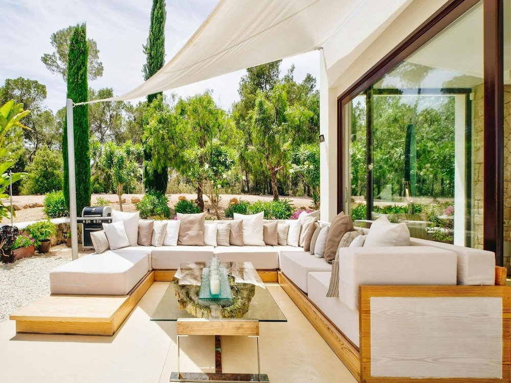 Holiday Home With Stunning Infinity Pool