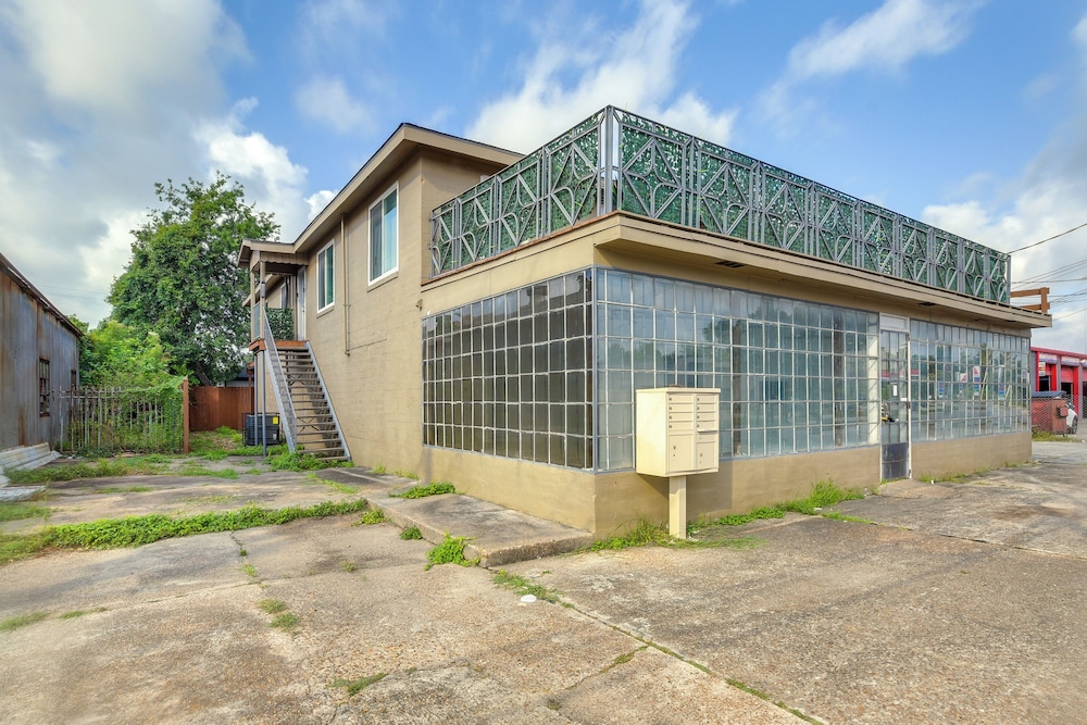 Houston Apartment: Large Balcony, 6 Mi to Downtown view 4