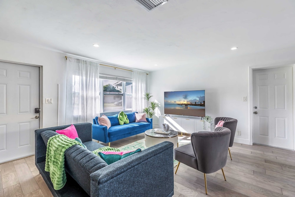 Pool, Hot Tub & Putting Green Near Deerfield Beach Oasis on Fourth by Avantstay