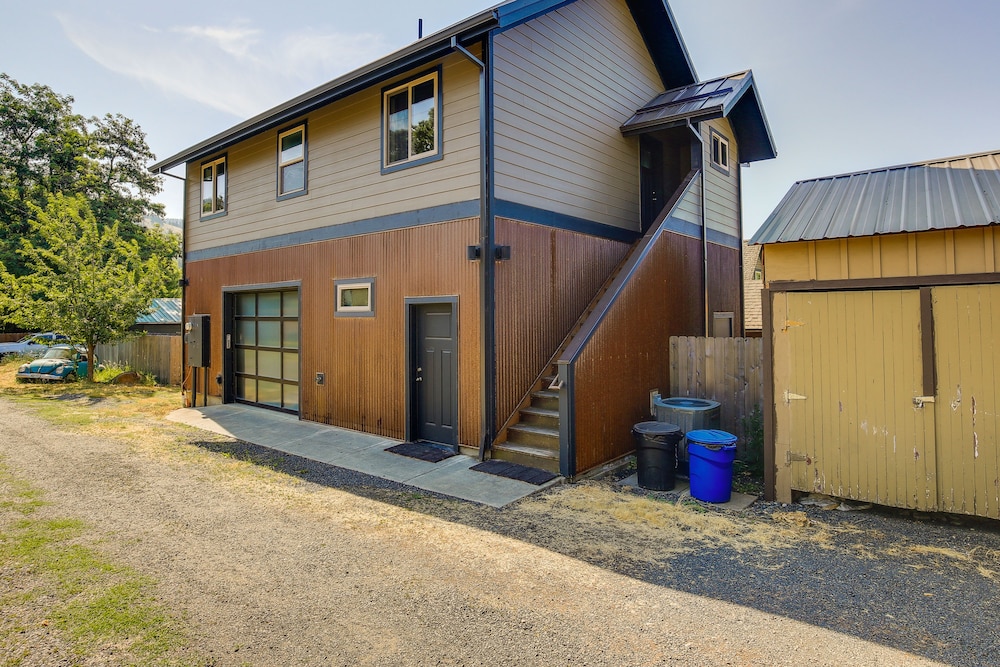 Modern White Salmon Apartment, Steps From Town view 3