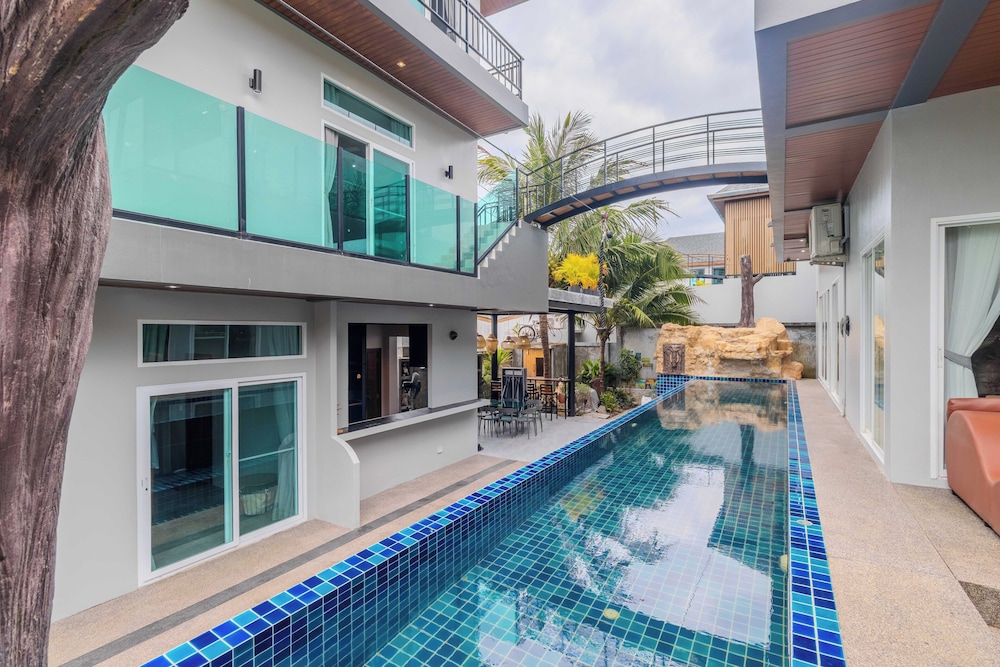 Modern 10BR ZipLine 3 Pools V256