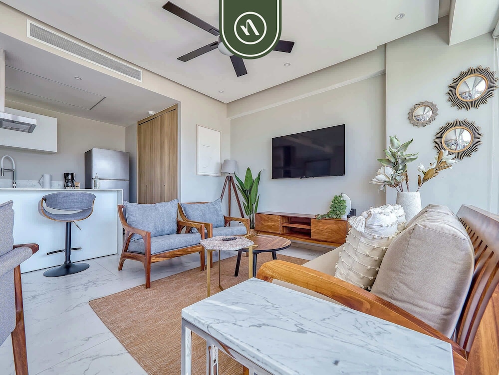 Luxury 3 BR Condo - Beach Access 1 Block Away