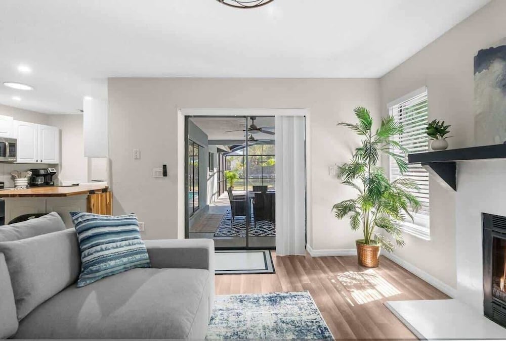 Hudson Retreat, 3 Bedroom Pool Home!