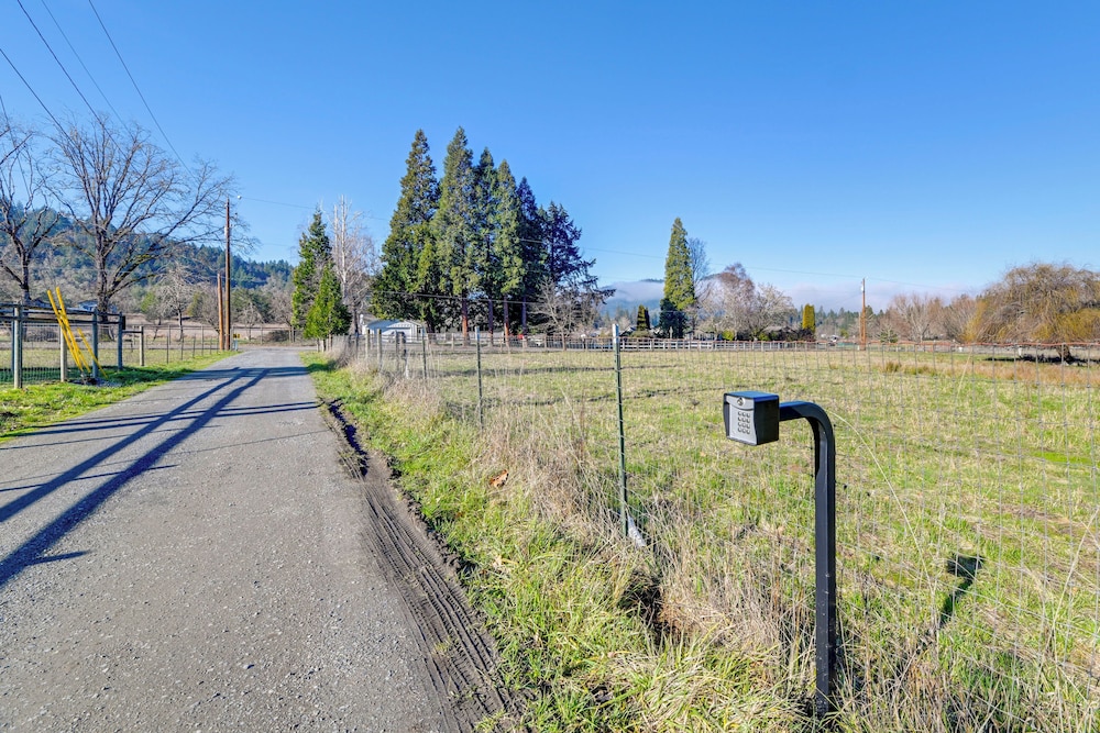 Near Rivers & Trails: Cabin in Rural Grants Pass