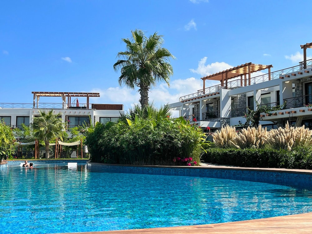 Gorgeous Seafront Villa in a Prime Resort