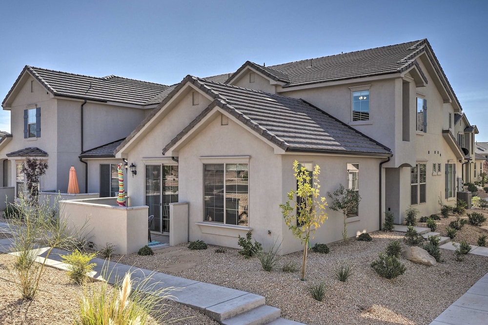 Washington Townhome w/ Patio + Resort Perks! view 4