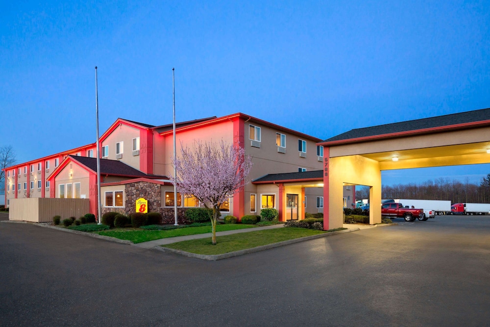 Hotel Super 8 by Wyndham Bellingham Airport/Ferndale - Image 1