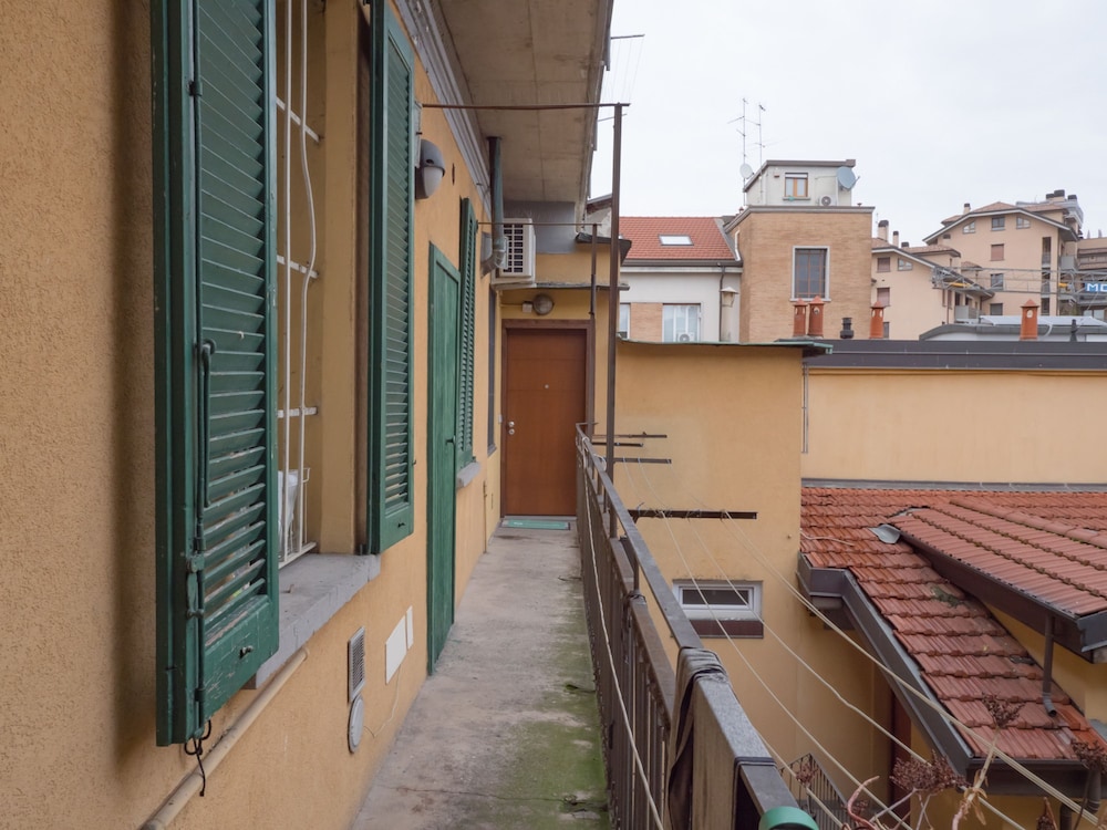 Farini - Charming One-bedroom Apartment in Isola Area