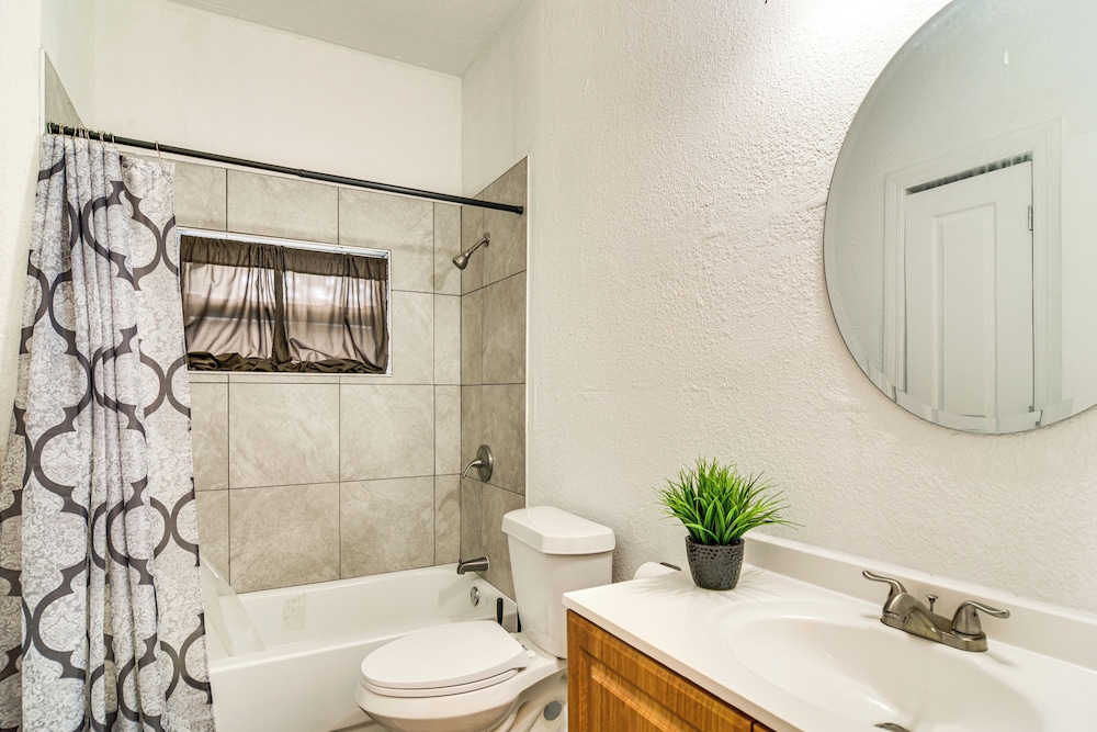 Close to Attractions: Tampa Retreat w/ Yard!
