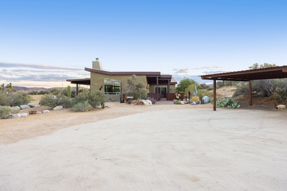 Jackalope Junction-pool, Hot Tub, Fire Pit, Bbq & Desert Views! 2 Bedroom Home by RedAwning