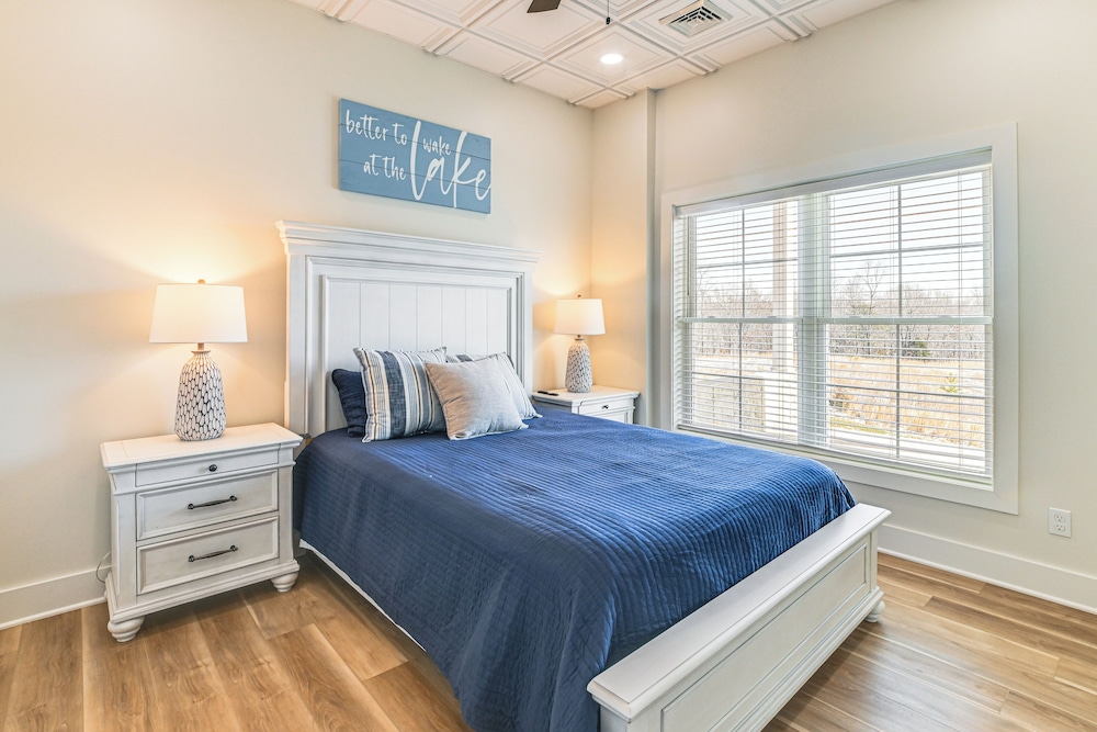 Lake View + Deck: Group Getaway in Grand Rivers!