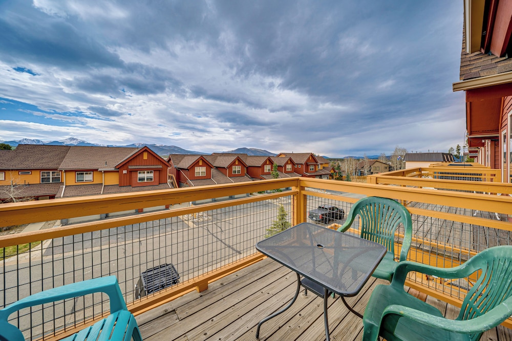6 Mi to Winter Park Resort: Townhome w/ Hot Tub!
