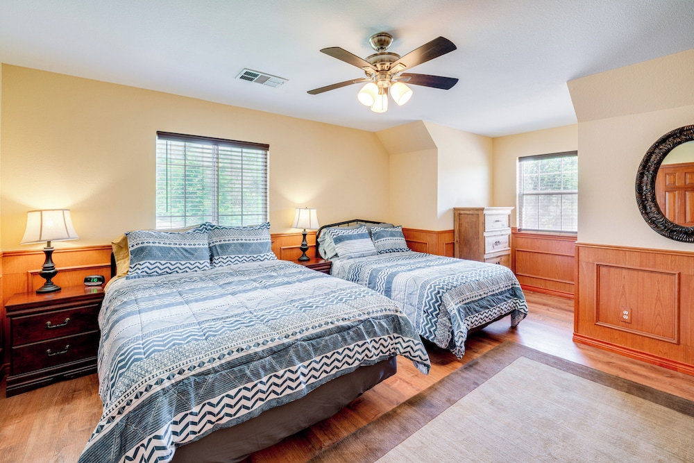 Sunrise Cove RC Llc: Lakefront Home w/ 2 Casitas!