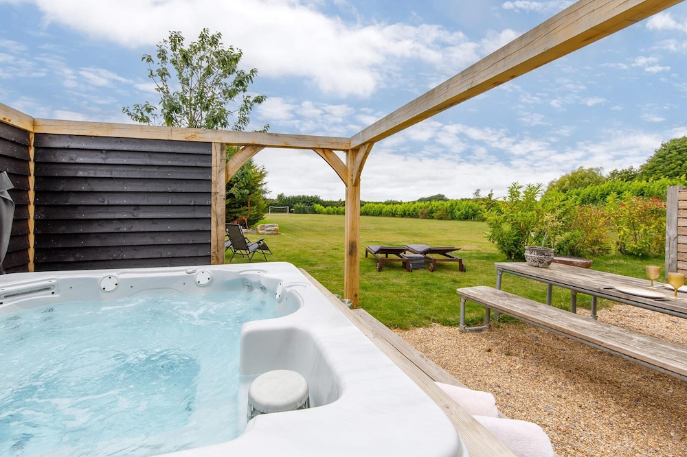 Rural Lodge Retreat With Hot Tub
