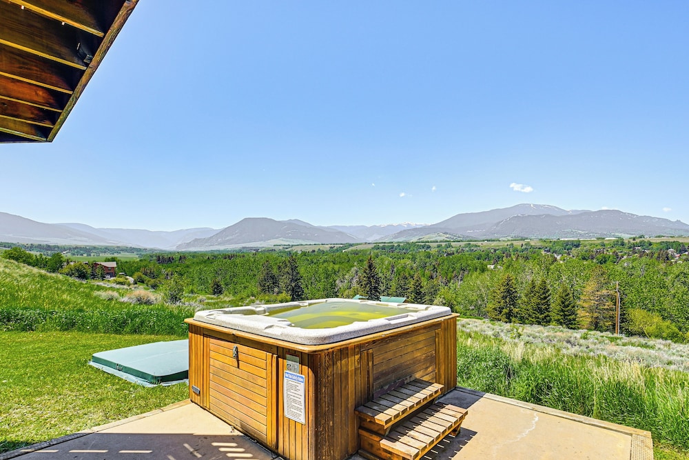 1 Mi to Dtwn Red Lodge: Mtn-view Cabin Getaway