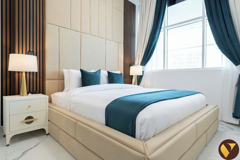 Vogue Opalz short Drive to Dubai Hills M