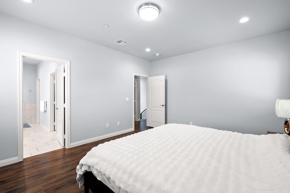 Modern Spacious Home Bright Family Group Friendly