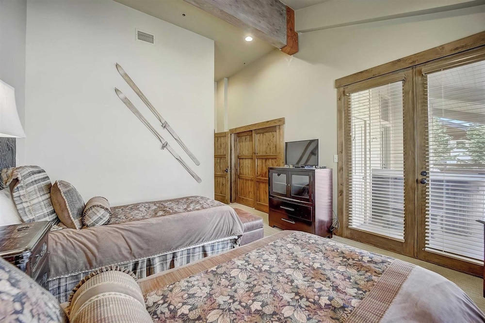 2 Condos Ski-in/ski-out at Deer Valley + Hot Tubs Mont Cervin by Avantstay
