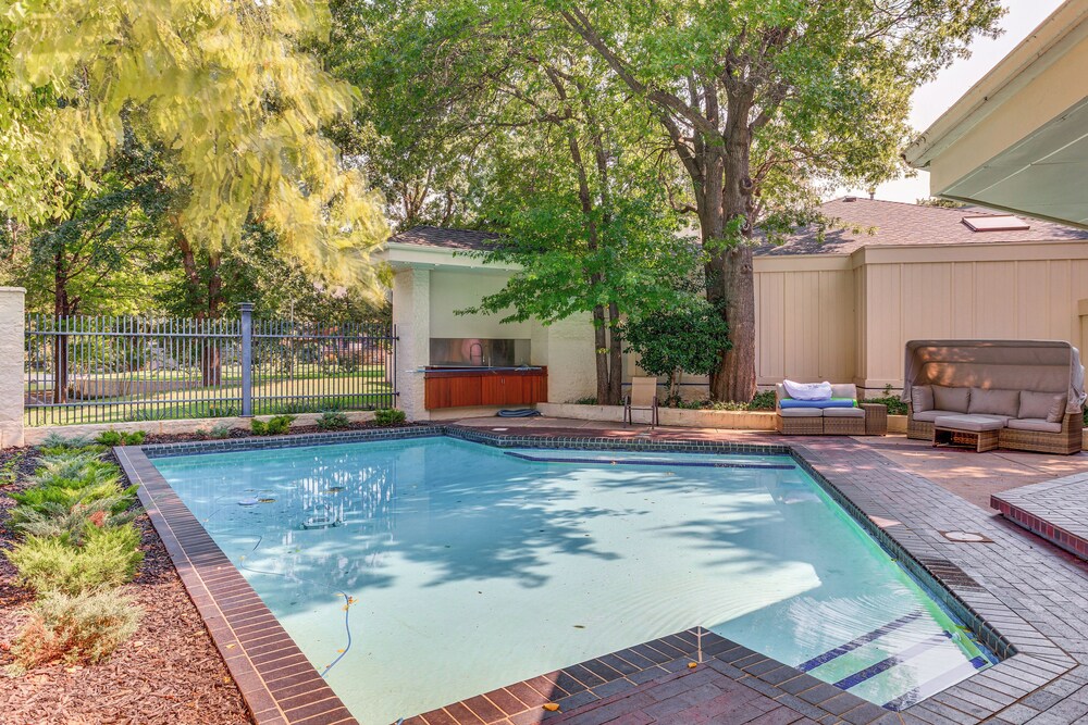 1 Mi to OU! Group Getaway w/ Game Room, Pool