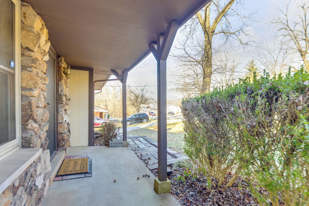 12 Mi to Dtwn St Louis: Family Home w/ Fireplaces!