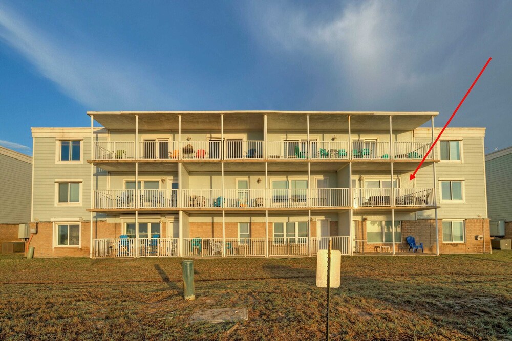 Beachfront Condo w/ Ocean View, 2 Pools, Boardwalk to the Beach Island Getaway