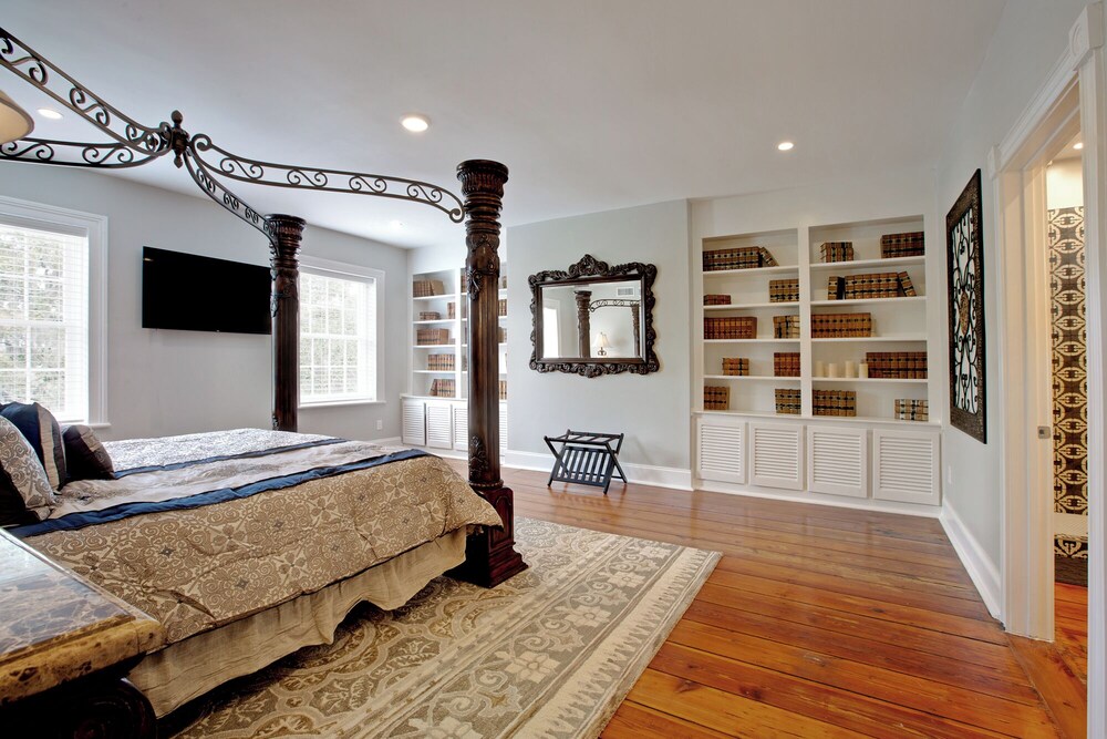 Newly Renovated 4 bed 3 bath & 2 Parking