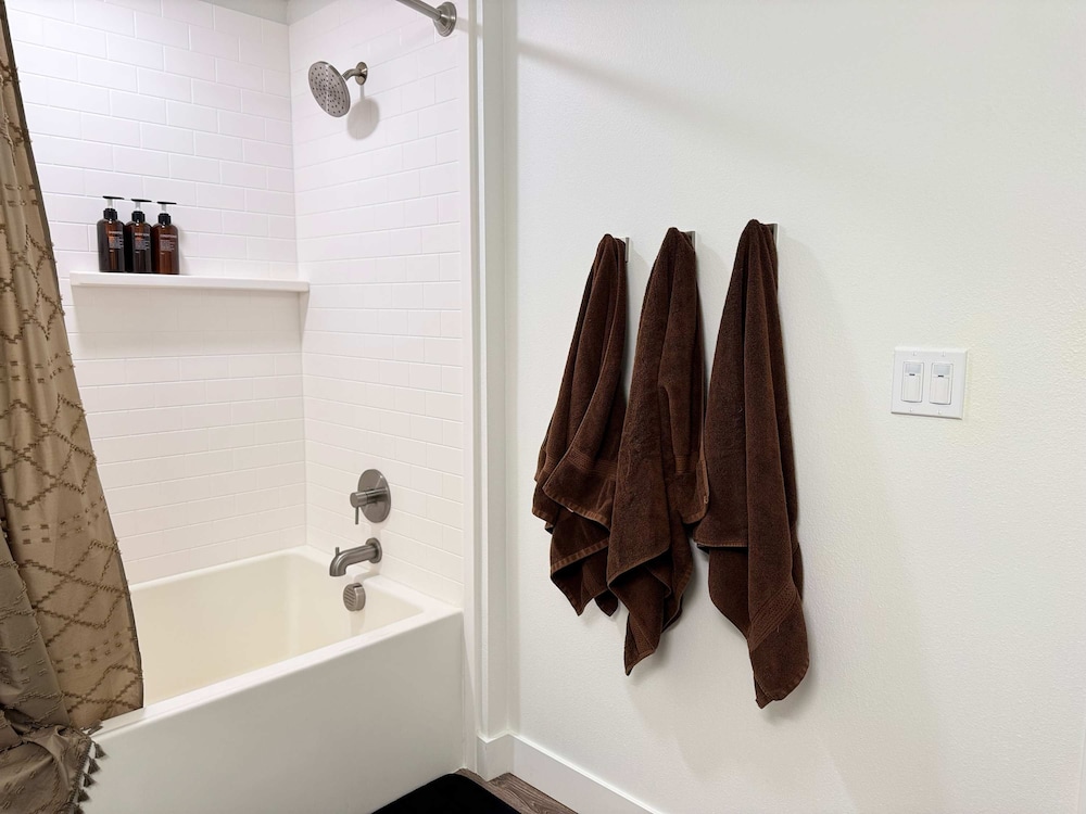 Luxury Stay Near Disneyland Pool Gym Free Parking