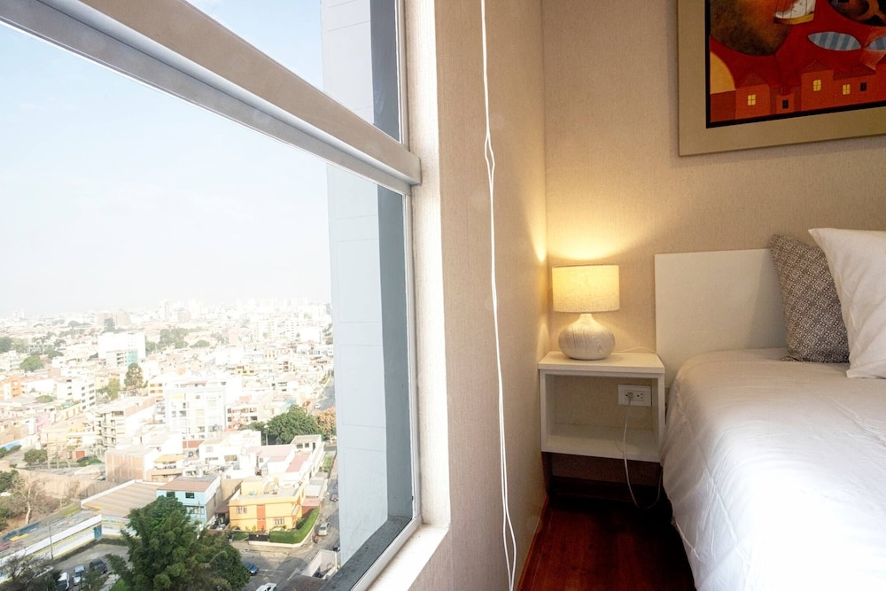 Ur Place Rentals - Modern 3bdrm, Swimming Pool And Gym view 3
