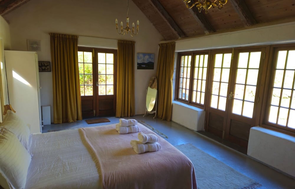 Traditional Style Thatched Cottage With Modern Amenities