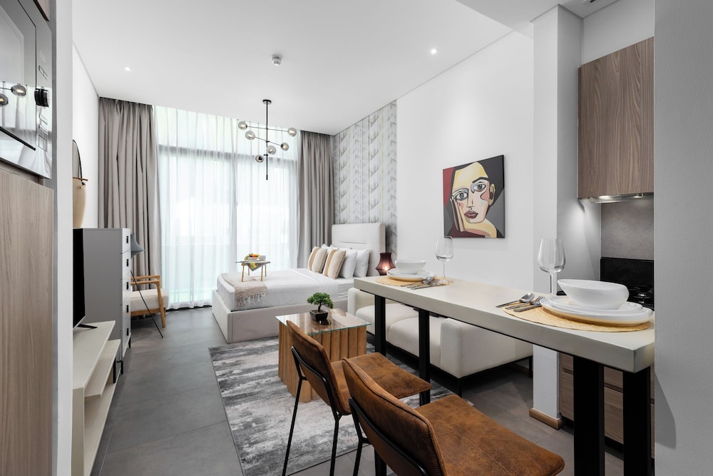 Maison Privee - Serene Studio Escape with Balcony in JVC