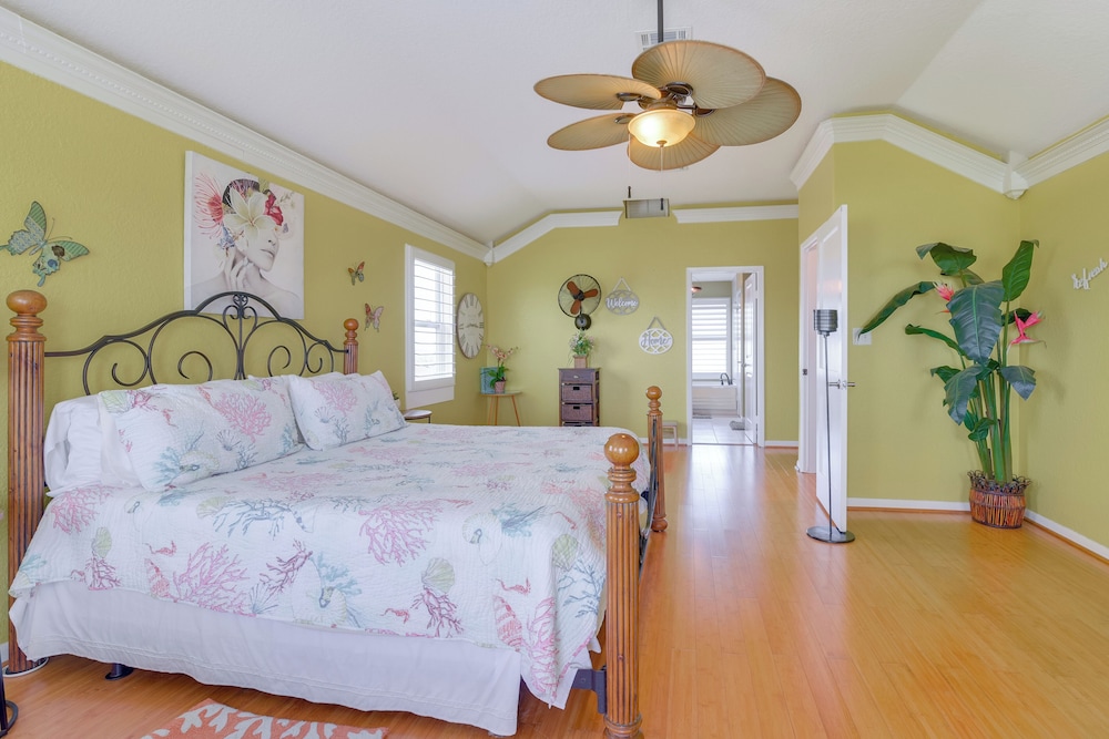Boat Slip + Decks: Waterfront Gem Near Galveston!