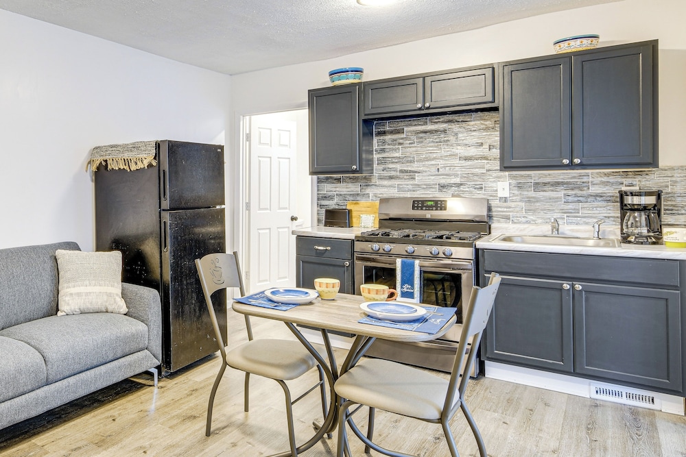 Walkable Barberton Apartment: 9 Mi to Akron! view 4