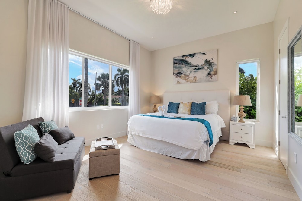 Luxurious Beach Retreat w/ Heated Pool&basketball