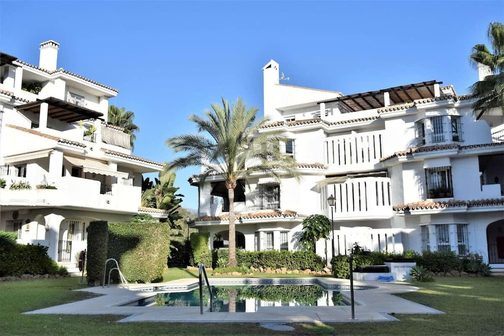 Easy Parking Poolside 2 Bedroom F-5
