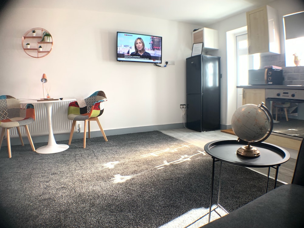Grand Central Budget Modern Apartments view 4