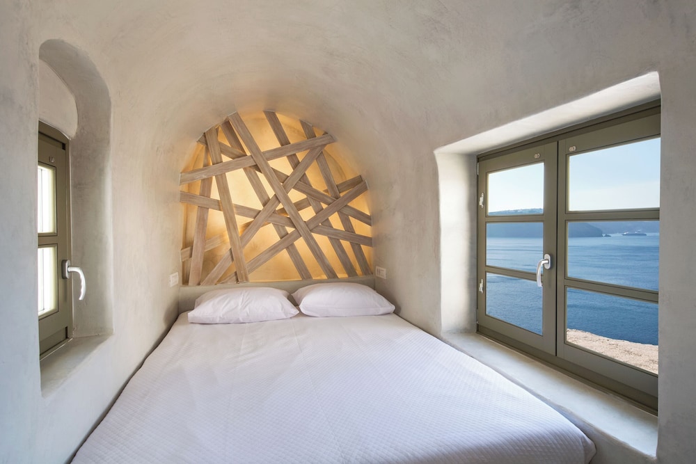 Rhenia Suites-Prive Jacuzzi&Caldera View photo 3