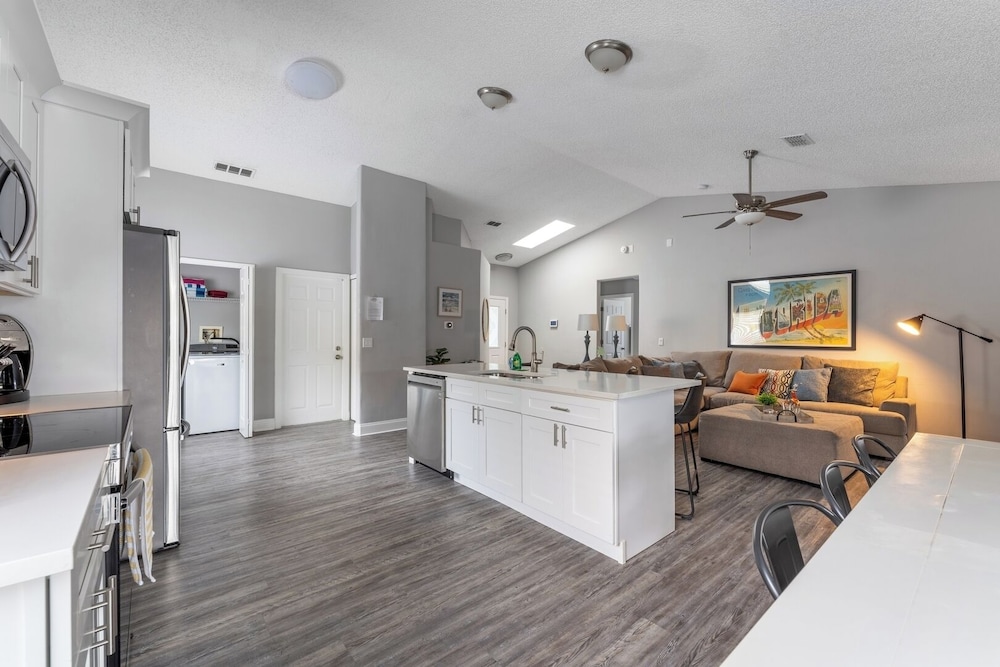 Heated Pool & Bathtub 4BR Near Disney
