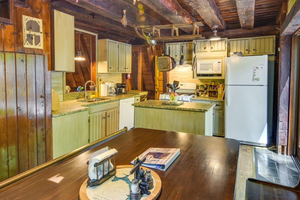 Resort Amenities: Family-friendly Dubois Cabin view 4
