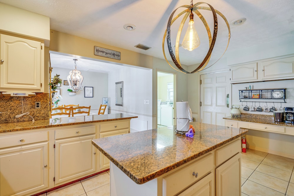 Private Pool & Yard: Family Retreat in Cape Coral