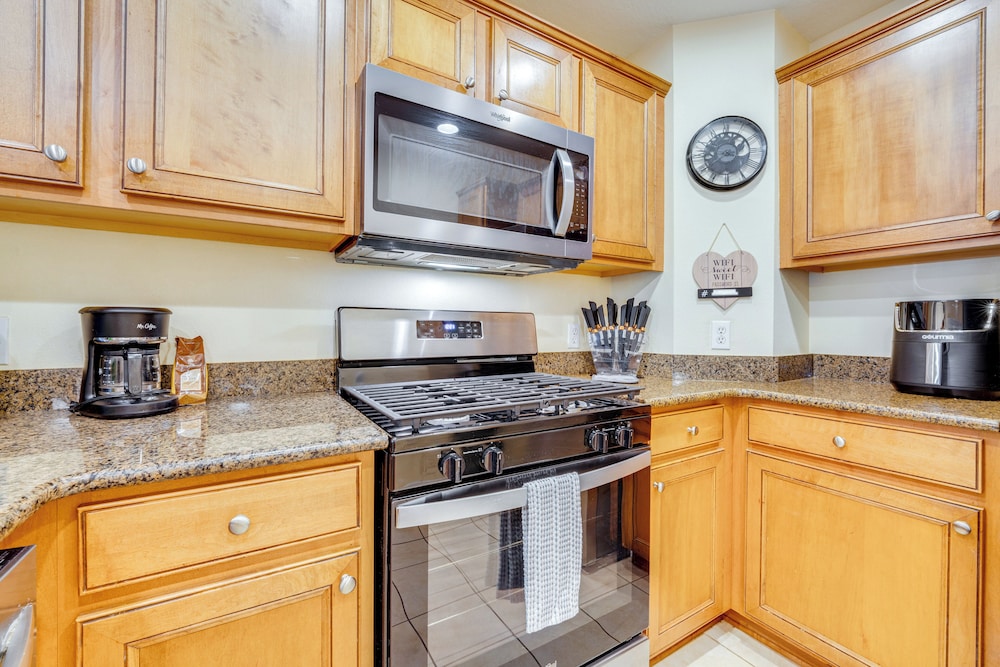 12 Mi to Wdw: Resort Condo w/ Community Hot Tub!