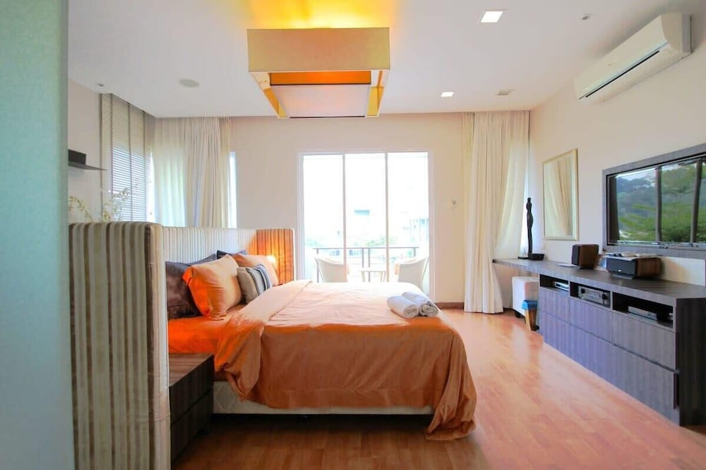 Chic 4BR Oasis With Gazebo, Your Dream Getaway