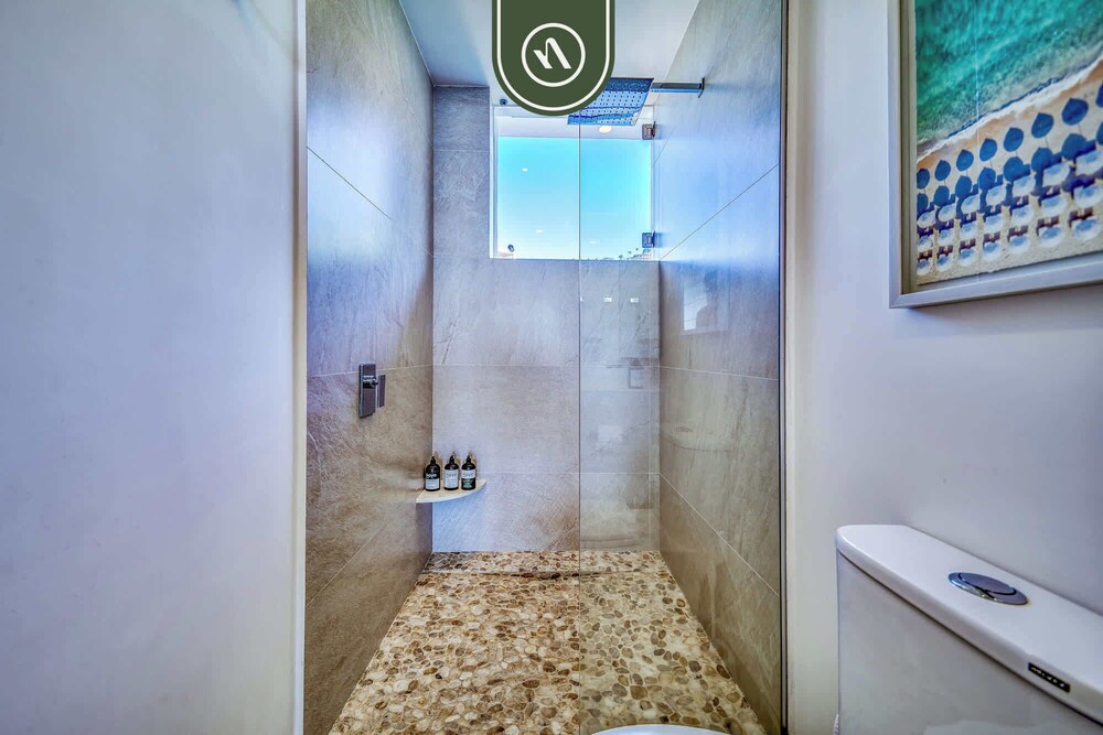 Oceanview Luxury Condo - Private Beach - Rooftpop