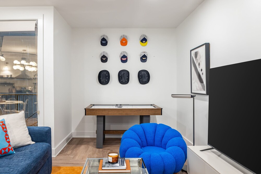 Dual Bachelor Pads w Rooftop Lounge Games Sleeps 26 5 Min to Broadway