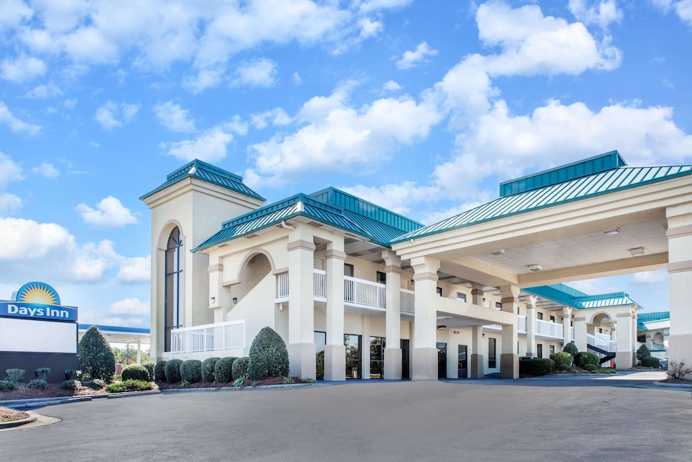 Lumberton Vacations - Days Inn by Wyndham Saint Pauls - Property Image 1