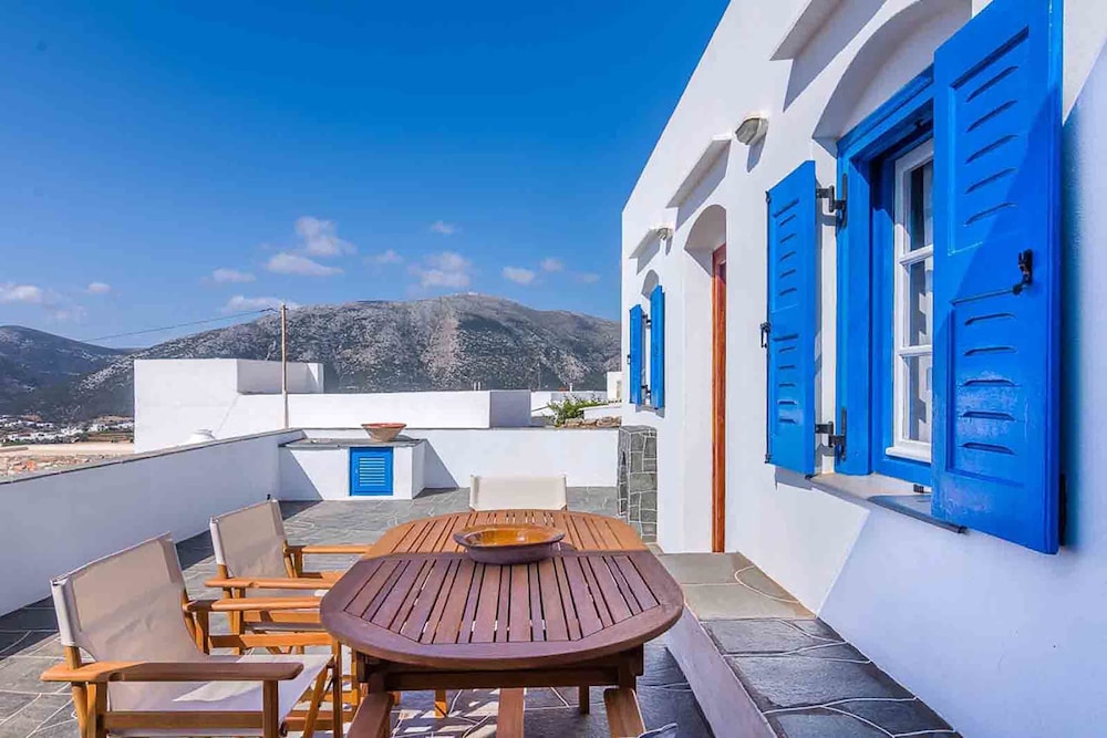Spacious 2 Bedroom House with Fantastic Yard view 5