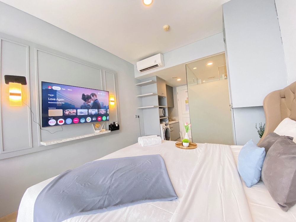 Minimalist and Cozy Studio at Apartment Art Deco