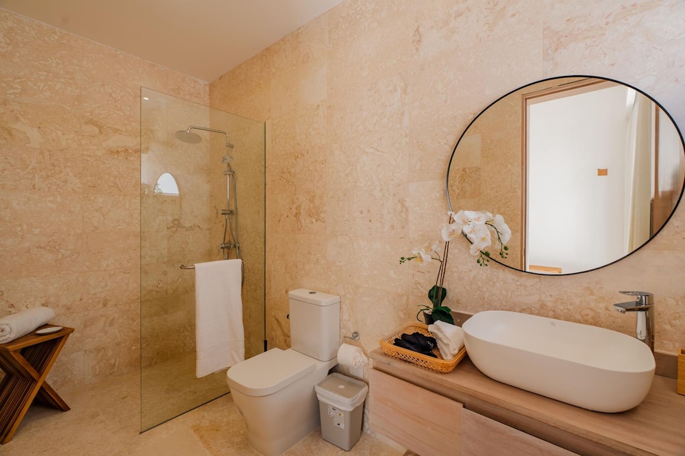 Modern 6 BDR Golf Front Villa in Luxury Beach Resort w Pool and Heated Jacuzziz